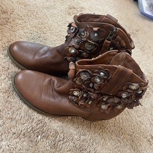 Sheridan Mia size 38 boots with flowers